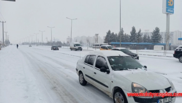 Diyarbakır'da kar sürücülere zor anlar yaşattı