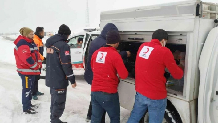 Diyarbakır'da karda mahsur kalanlara kumanya yardımı ulaştırıldı