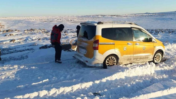 Diyarbakır'da karda mahsur kalan 1'i bebek 5 kişi AFAD tarafından kurtarıldı