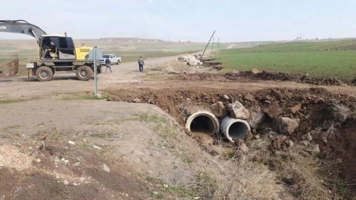 Diyarbakır'da kırsal mahallenin içerisinden geçen dere ıslah ediliyor