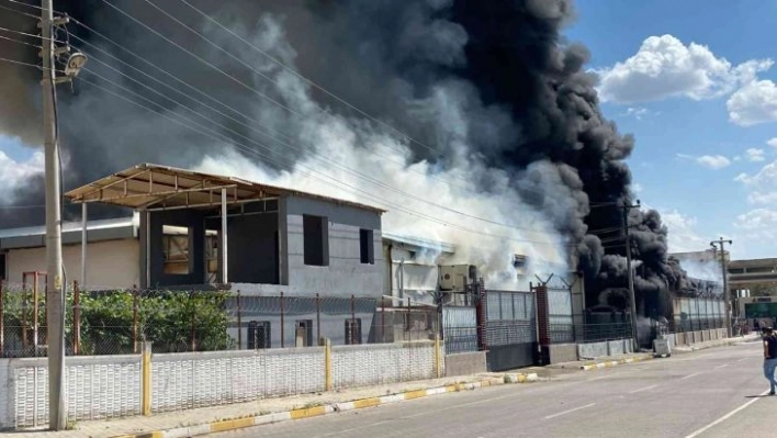 Diyarbakır'da kozmetik fabrikasında yangın: Yaralılar var