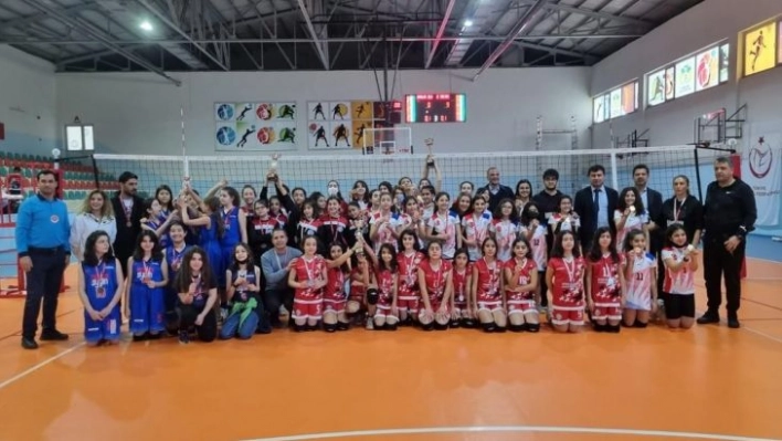 Diyarbakır'da minikler voleybol müsabakaları tamamlandı