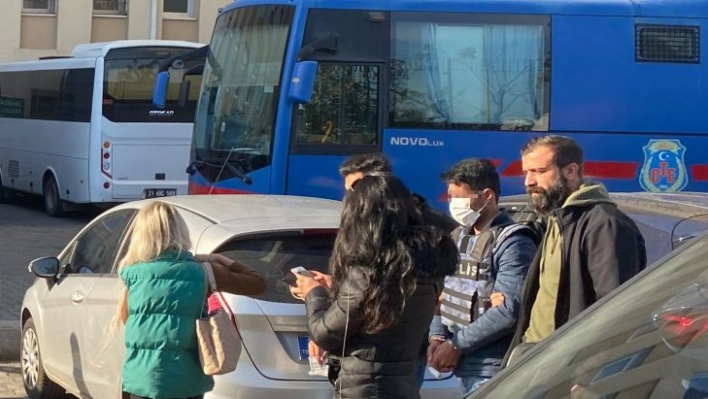 Diyarbakır'da oğlunu öldürüp çocuğunu ve eşini ağır yaralayan zanlı tutuklandı