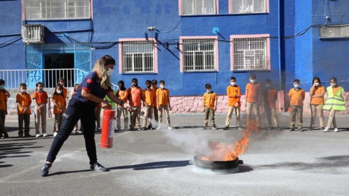 Diyarbakır'da öğrencilere itfaiye eğitimi