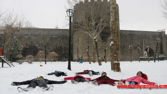 Diyarbakır'da okullar tatil oldu, çocuklar karın keyfini çıkarttı