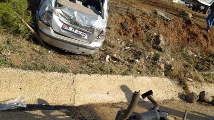 Diyarbakır'da otomobil yol kenarına uçtu: 2 yaralı