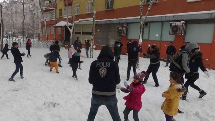 Diyarbakır'da polis ve çocuklar kar topu oynadı, vatandaşlar ise halay çekti