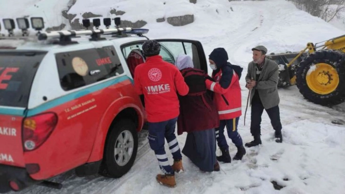 Diyarbakır'da sağlık ekipleri, yoğun kar yağışında vatandaşların imdadına koştu