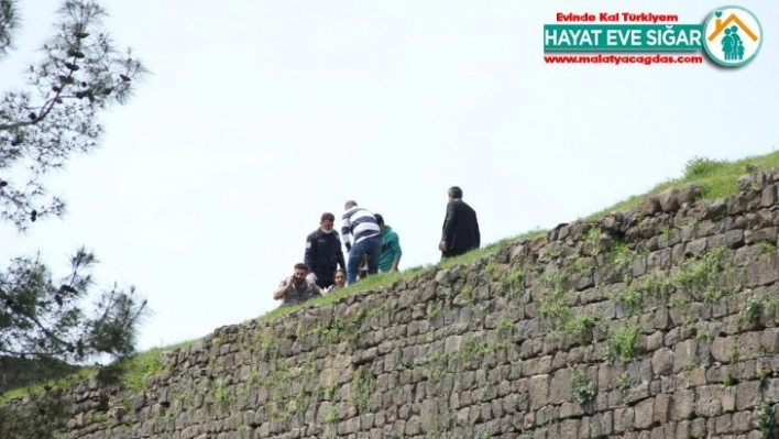 Diyarbakır'da Surlara çıkıp atlamak isteyen kadını polisler kurtardı