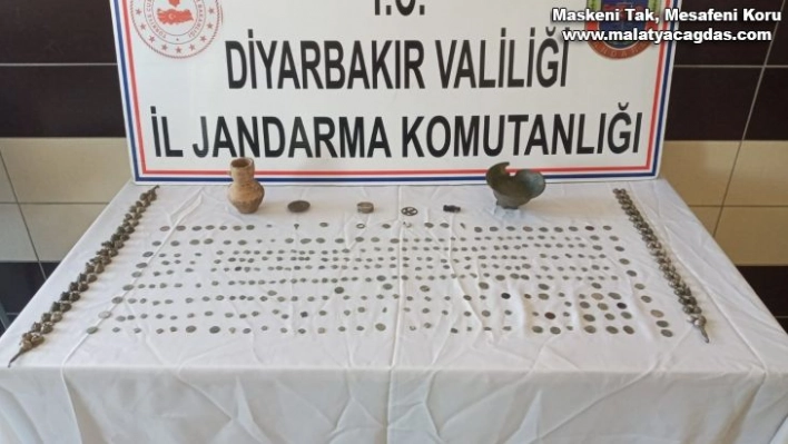 Diyarbakır'da tarihi eser kaçakçılığı operasyonu: 328 eseri 65 bin dolara satmaya çalışırken yakalandılar