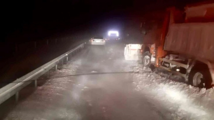 Diyarbakır'da tipi nedeniyle araçlarda mahsur kalan vatandaşları AFAD ekipleri kurtardı