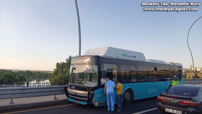 Diyarbakır'da toplu ulaşım aracının da karıştığı zincirleme kaza: 6 yaralı