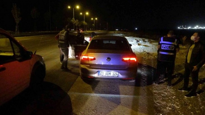 Diyarbakır'da uyuşturucu ve alkoliklerin mekanı haline gelen caddede 'süpürme' uygulaması gerçekleşti