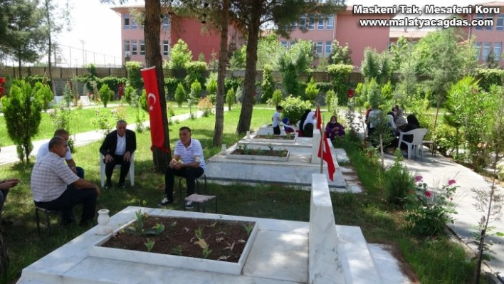 Diyarbakır'daki şehitlikte hüzünlü bayram