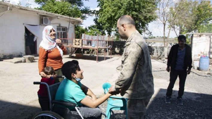 Diyarbakır İl Jandarma Komutanlığı ekipleri engellileri unutmadı