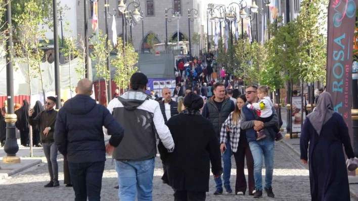 Diyarbakır'ın 'İstiklal Caddesi'ne yoğun ilgi