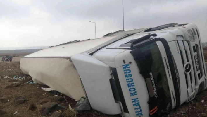 Diyarbakır-Mardin çevre yolunda kavşağa hızla giren tır devrildi: 1 yaralı