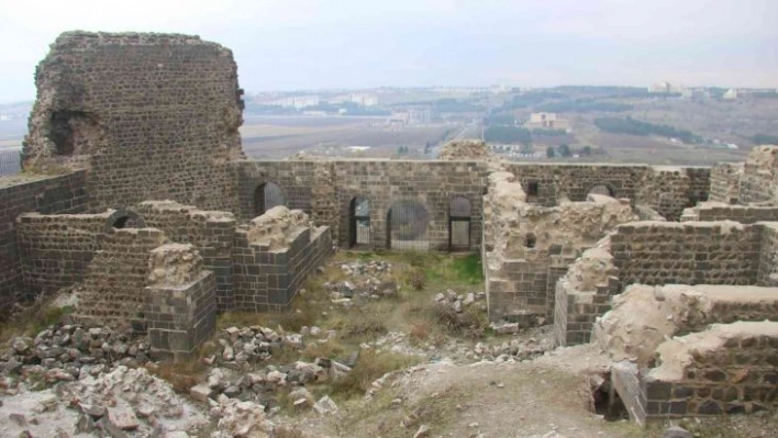 Diyarbakır surlarını bir boy yükselten Mervani hükümdarının sarayı bulundu