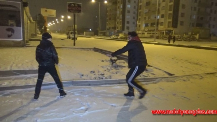 Diyarbakırlılar kartopu oynayarak eğlenceli dakikalar geçirdi