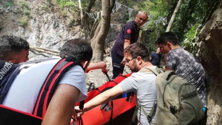 Doğa yürüyüşünde ayağı kırıldı, 1 kilometre sedyeyle taşındı