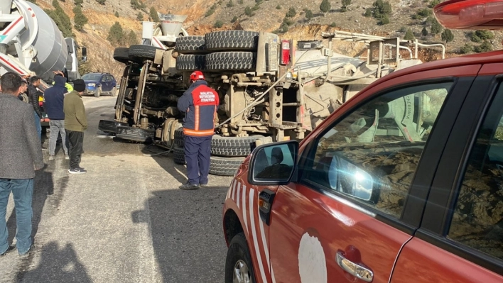 Doğanşehir'de devrilen beton mikserinin sürücüsü yaralandı