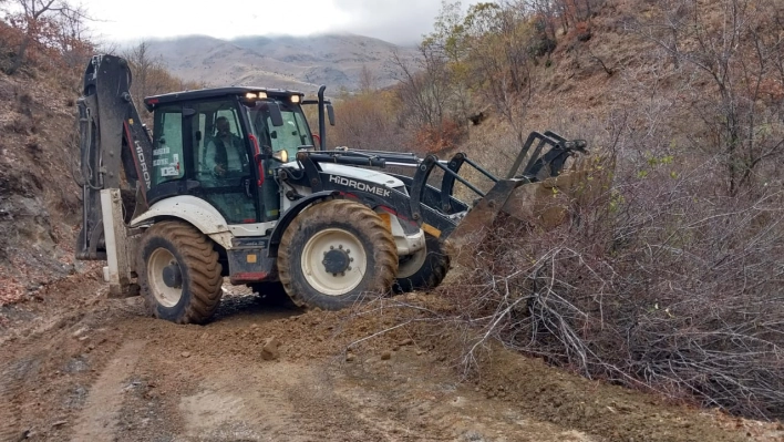 Doğanşehir'de yağmur suları sel getirdi, Belediye ekipleri seferber oldu