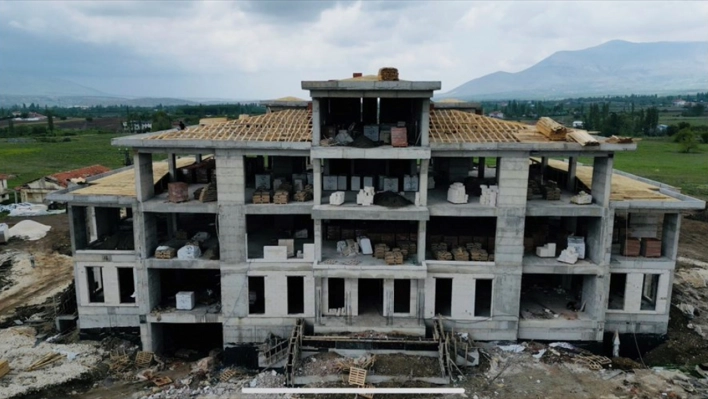 Doğanşehir Kaymakamı Kılıç, inşası devam eden hükümet konağını inceledi