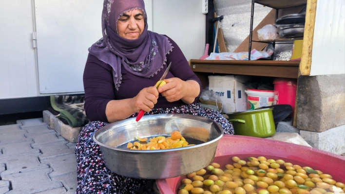 Doğanşehirli kadınlar kayısıyı reçele dönüştürüyor