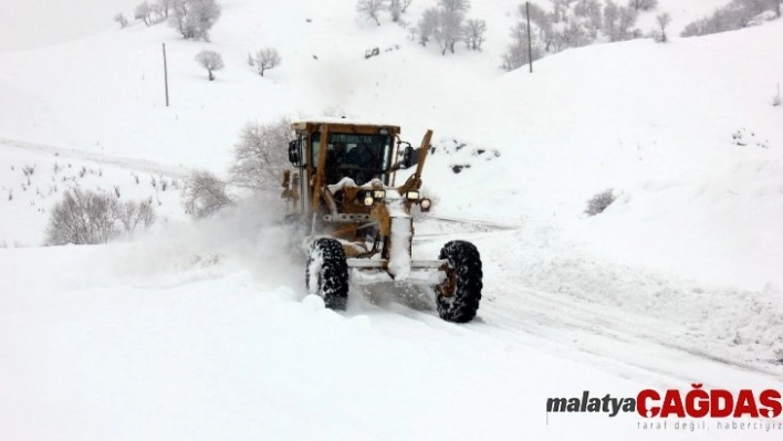 Doğu'da kar, tipi köy yollarını ulaşıma kapadı