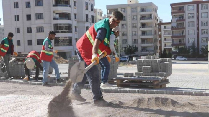 Doğukent'te yeni yollar kilitli parkeyle döşeniyor