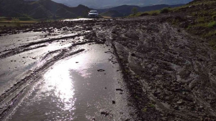 Dolu ve sağanak sele neden oldu