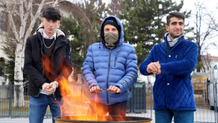 Dondurucu soğukların yaşandığı Sivas'ta kent meydanına soba kuruldu