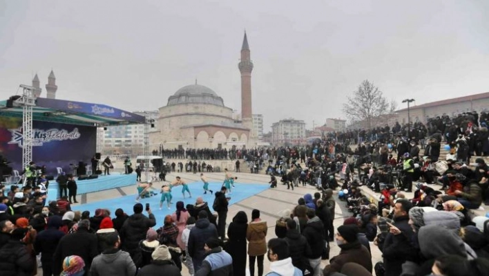 Dondurucu soğuktaki güreşe yoğun ilgi