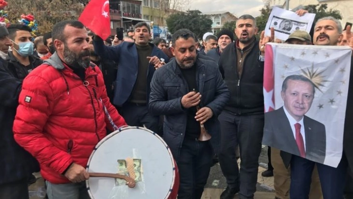 Bu kez de şehir merkezinde halay çektiler, tatlı dağıttılar