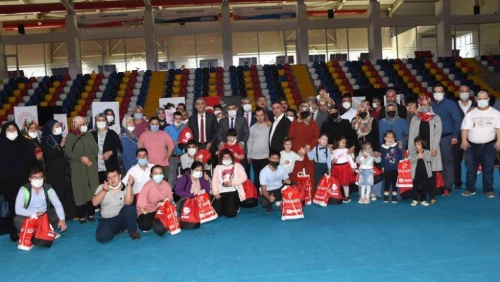 Down sendromlu çocuklara spor malzemesi dağıtıldı