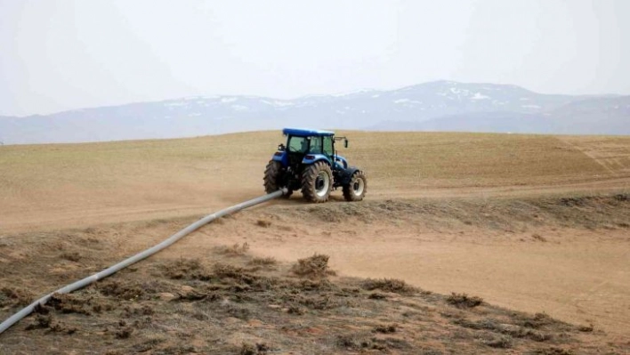 DSİ yardımcı olmadı, üretimden vazgeçmeyerek  tarlasına 2.5 km boru döşedi