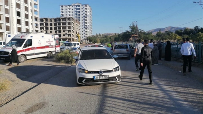 Düğün konvoyundaki üç otomobilin çarpışması sonucu 2 kişi yaralandı