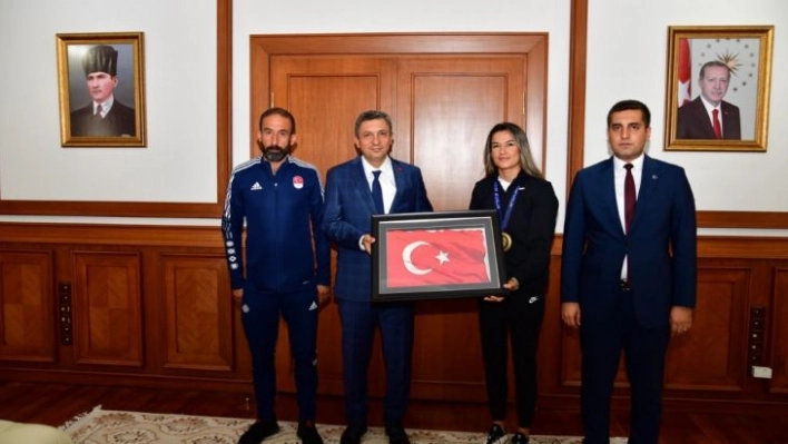 Dünya Kadınlar Boks Şampiyonu sporcuya Vali Şahin'den hediye