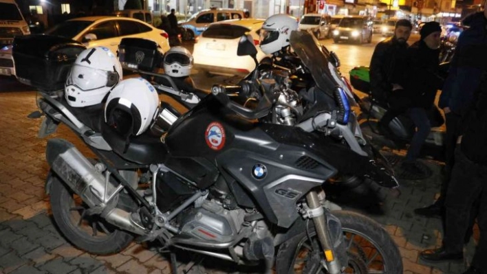 Dur ihtarına uymayan otomobil polis motosikletine çarptı: 2 polis yaralı