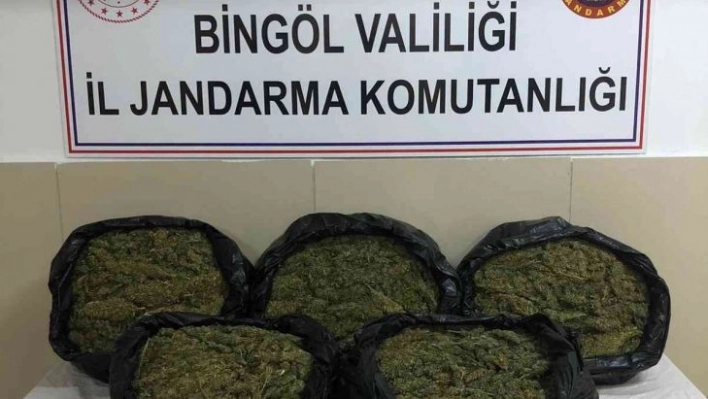 Dur ihtarına uymayarak kaçmaya çalıştı, elindeki çuvaldan 9 kilo esrar çıktı