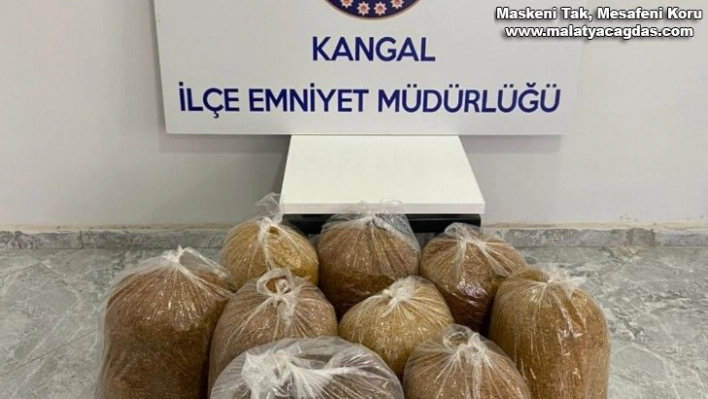 Durumundan şüphelendikleri araçtan 60 kilogram tütün çıktı