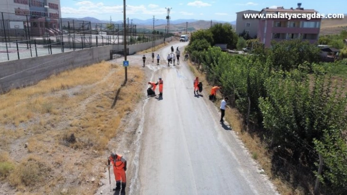 Düşünen gençler çevreye atılan maske ve eldivenleri topladı