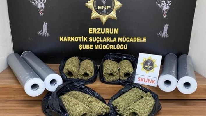 Duvar kağıdı rulosuna gizlenmiş 11 kilo 400 gram skunk maddesi ele geçirildi