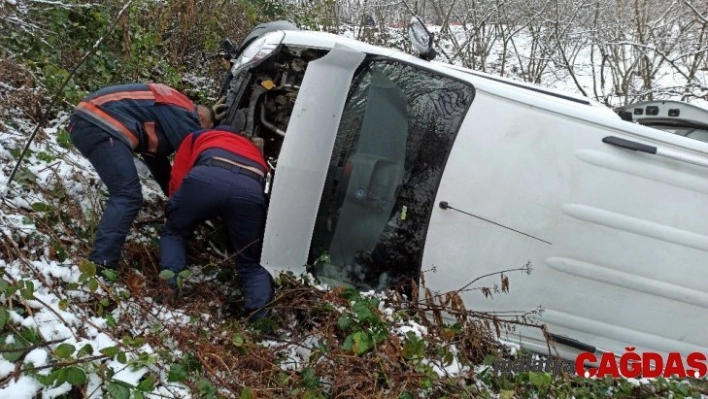 Düzce'de karda yoldan çıkan minibüs şarampole uçtu: 5 yaralı