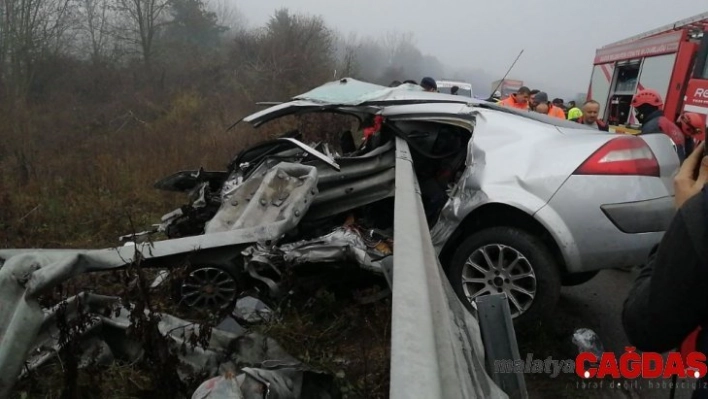 Düzce'de, kontrolden çıkan otomobil bariyerlere ok gibi saplandı