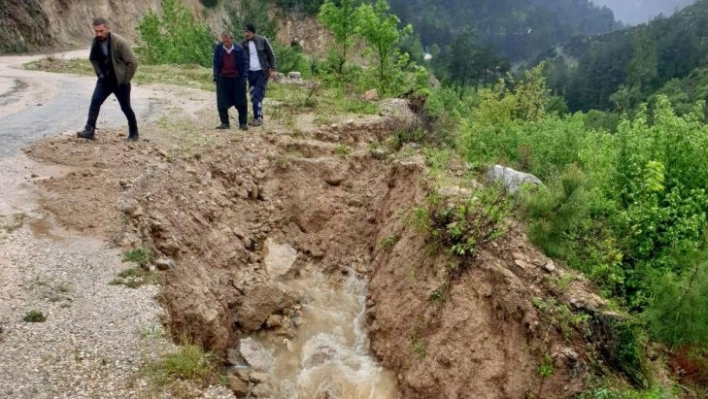 Düziçi'nde heyelan nedeniyle içme suyu boru hattı zarar gördü