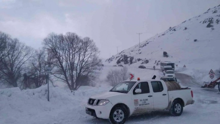 Ekipler cenazeyi köye ulaştırmak için seferber oldu