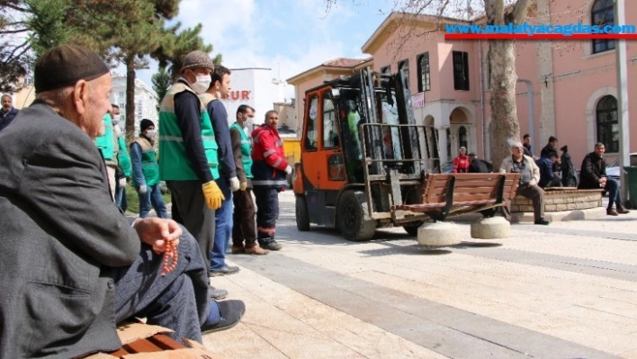 Elazığ'da 'Hadi gah eve gidek' çözüm olmayınca banklar söküldü