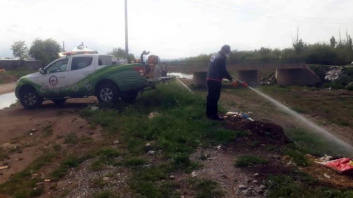 Elazığ'da  ilaçlama çalışmaları  bayramda da sürüyor