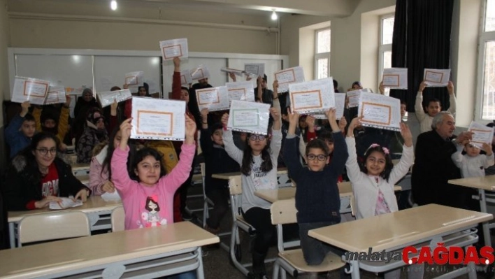 Elazığ da 125 bin öğrencinin karne heyecanı